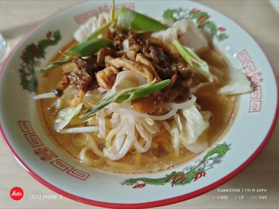 2025/10/21の食事は豚しゃぶしゃぶ用肉&野菜で自家製スープのラーメン|Tarou  Masayukiさん