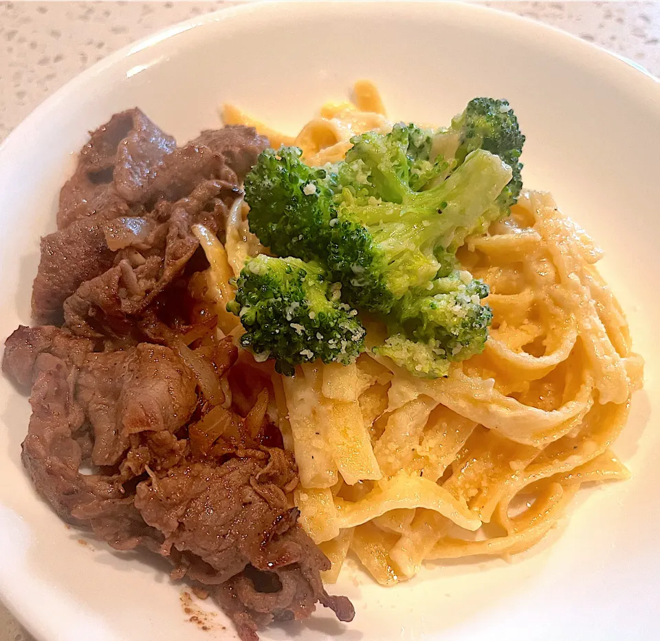 Fettucine Alfredo with side of thin sliced steaks|🌺IAnneさん