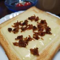 チーズトースト神戸牛ちりめんのっけ|macchinaさん