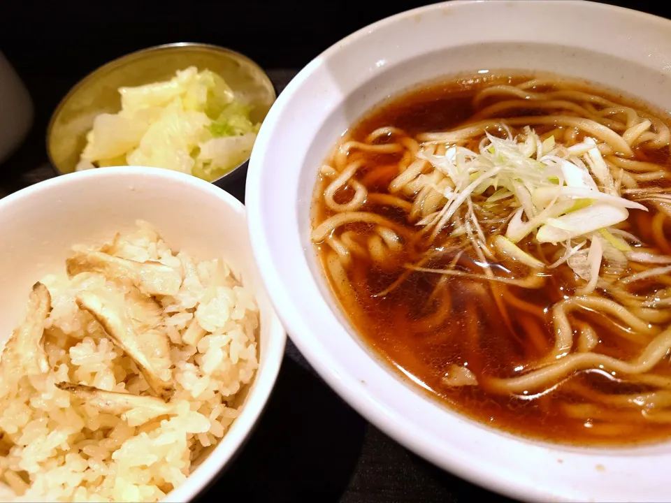 【期間限定】 
【2025年6月創業】 
弐昇 早稲田 
生姜風味肉汁温かけ麺 (ネギのみ) 
と松茸ご飯 のセット (1,200円)
＋キャベツ増し (50円) 
＠早稲田8分 
(JR高田馬場駅から徒歩19分)
25283
〈醤133塩46噌󠄀20タ10昆9出15
F15冷27混3つ3焼1ポ1〉|大脇さん