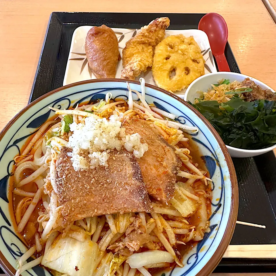 旨辛スタミナうどん大盛、かしわ天、れんこん天、いなり|buhizouさん