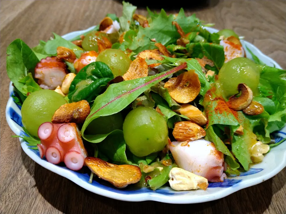 たことシャインマスカットのサラダ|古尾谷りかこさん