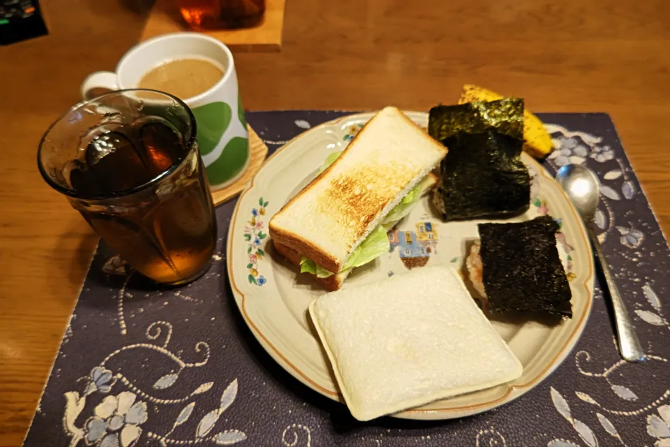 梅にぎり、辛子明太子おにぎり、トーストサンドイッチ、フジパン　スナックサンド 完熟トマト＆とろ～りチーズ、ホットコーヒー、六条麦茶、バナナ(朝ご飯)|enarinさん