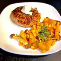 サワークリーム載せハンバーグとジャガイモとしめじ炒め|なみさん