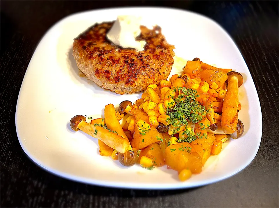 サワークリーム載せハンバーグとジャガイモとしめじ炒め|なみさん