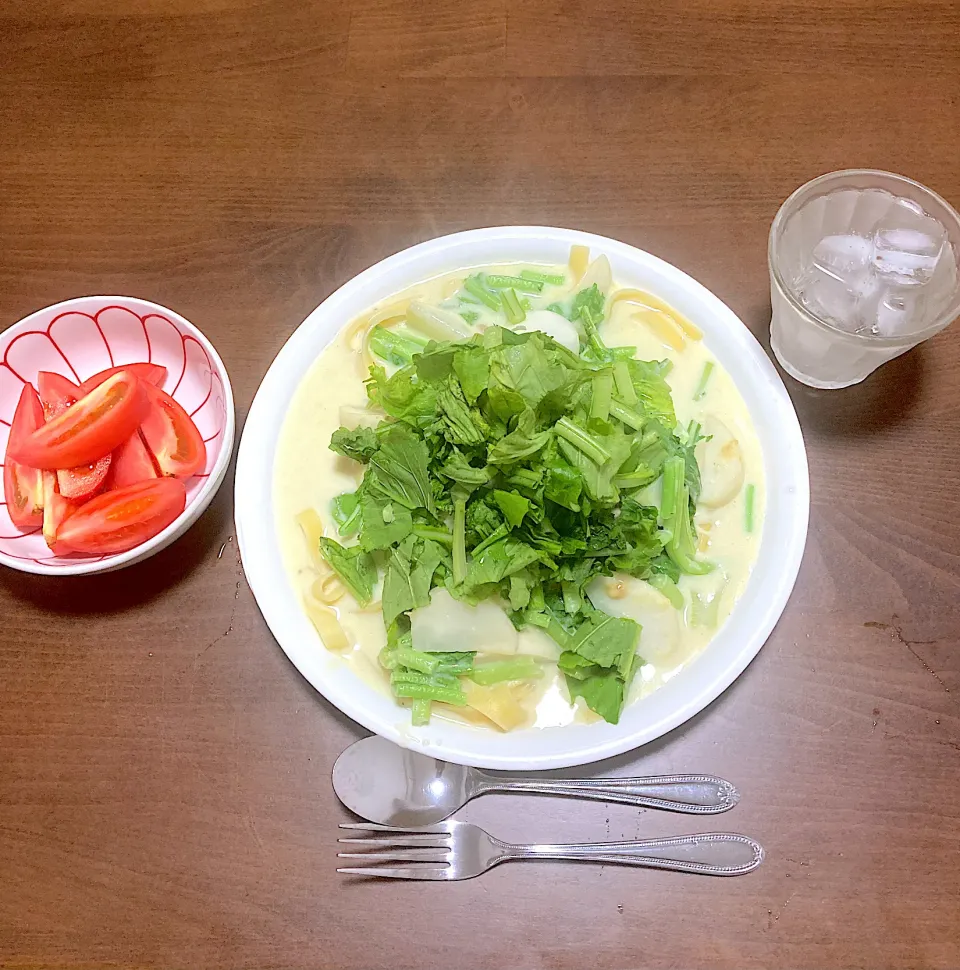 中華風カレー風味・蕪のクリームパスタ（フェトチーネ）  昨日のビーフシチュー用に買った蕪の残り2個をくし切りにし、「ハウス シチューミクス クリーム」と「youki 顆粒ガラスープ」と「S&B 特製カレー粉」と牛乳を混ぜたスープで軽く煮て、火を止める直前に蕪の葉と茎の半分を投入し、フェトチーネにかけて、さらにその上に残りの葉と茎をのせて出来上がり|なびさん