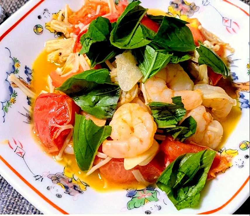 【主菜】海老とバジルのトマト炒め|シュビラさん