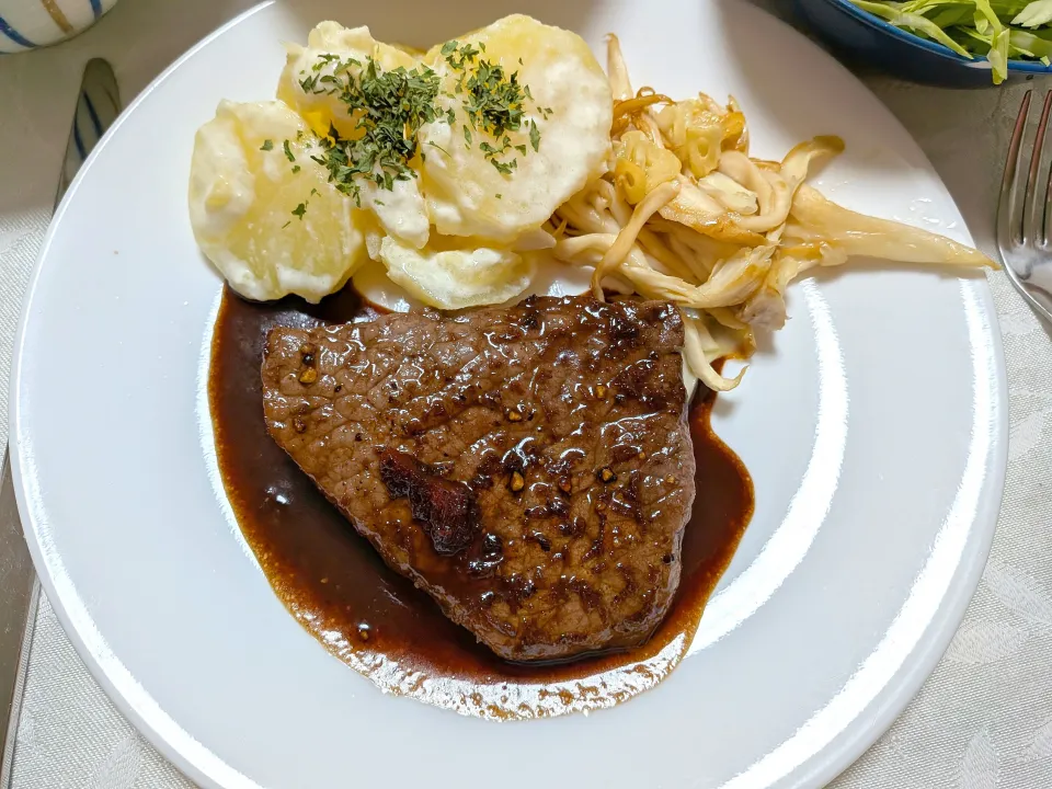 10/22の夕食　オージービーフのステーキ|卯月さん