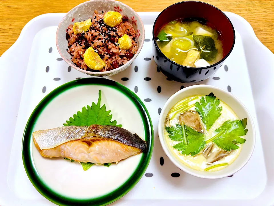 うちの晩ごはん　栗入りお赤飯、茶碗蒸し、焼き鮭、ネギと豆腐のお味噌汁|はるさく🌸さん