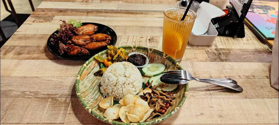 Malaysian nasi lemak fried chicken wings, iced lemon tea|🍒lynnlicious🍒さん