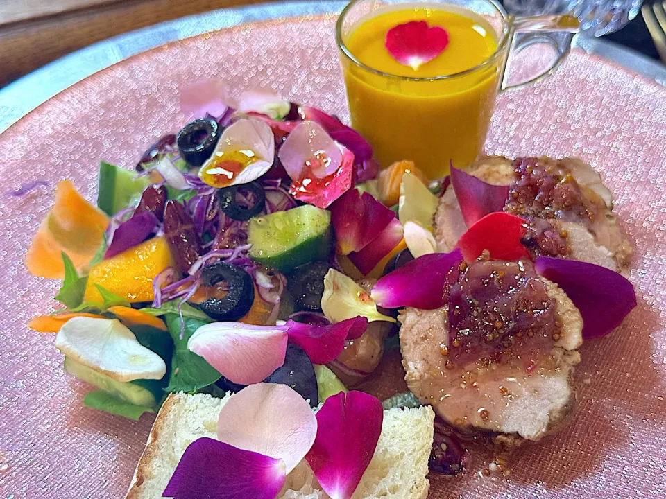 今日のランチはばら尽くし🌹|Seikoさん