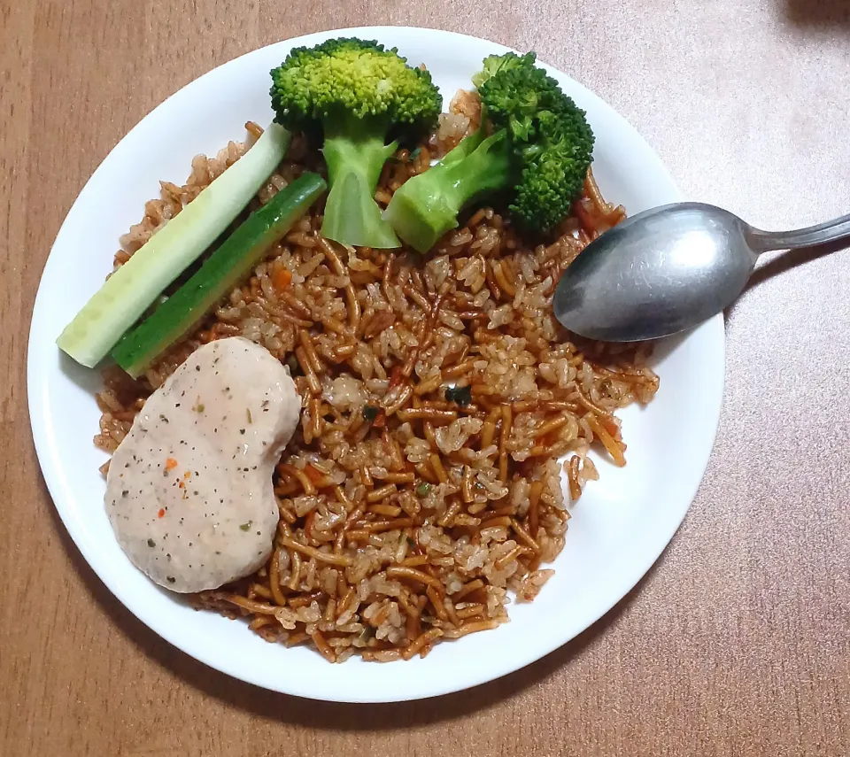 そば飯にきゅうり、ブロッコリー、サラダチキンをのせて|ナナさん