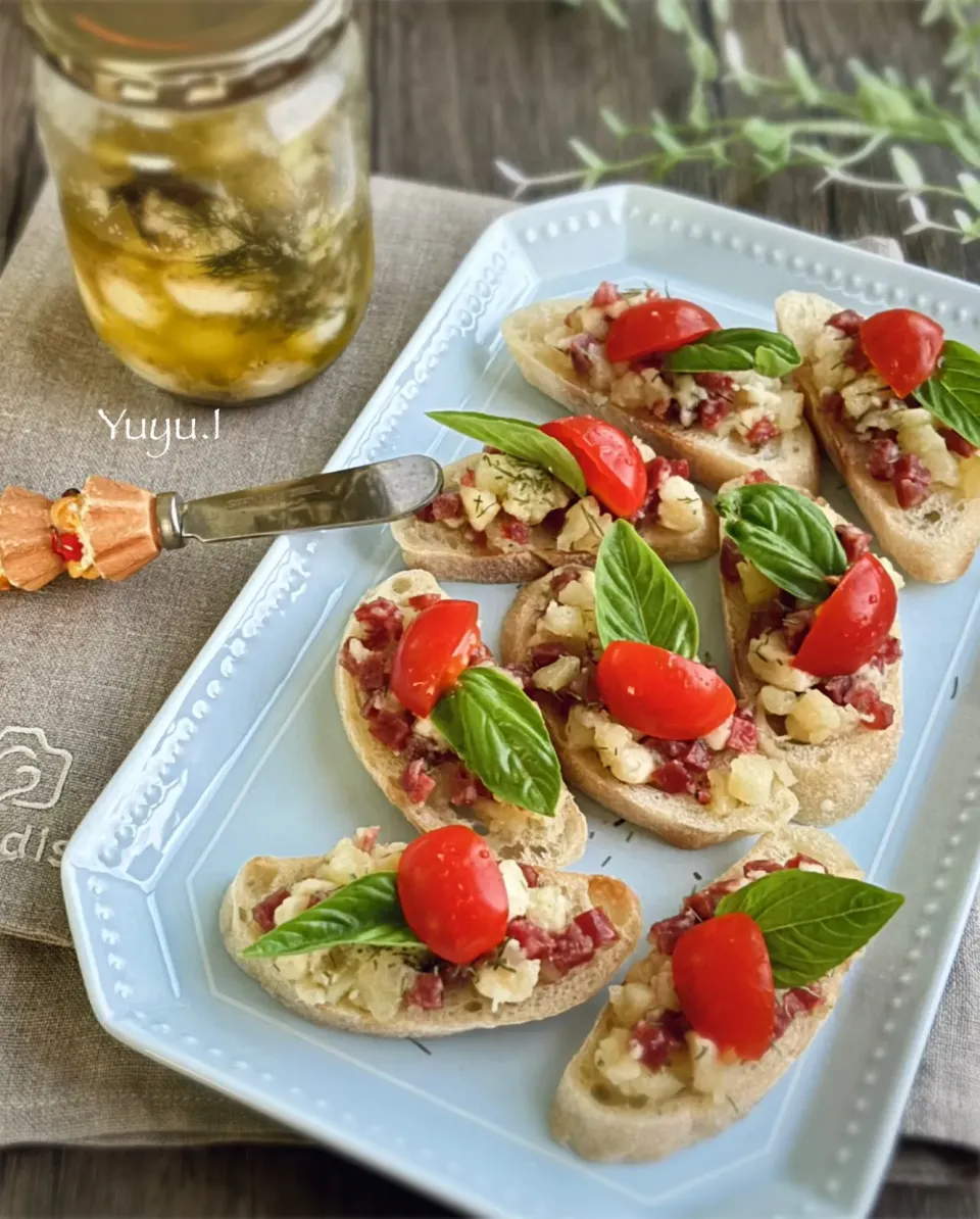 ゆーこどんさんの料理 小粒モッツァレラのハーブオイル漬け🌿でブルスケッタ|ゆーこどんさん