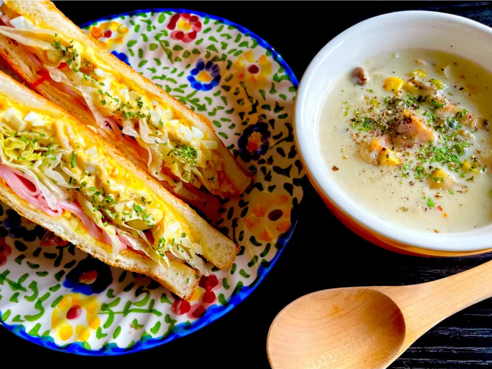 HLTサンドウィッチ🥪とクラムチャウダー🥣de朝ごはん|KANAさん