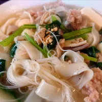 【2011年弁当店で創業。 2014年
麺料理専門店に業態変更】 
ババ ミャンマーヌードル 
豚ミックスチェーオー 
(麺は平太麺と極細麺のミックス) ＠高田馬場4分
25284
〈醤133塩46噌󠄀20タ10昆9出15
F16冷27混3つ3焼1ポ1〉