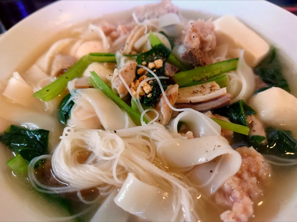 【2011年弁当店で創業。 2014年
麺料理専門店に業態変更】 
ババ ミャンマーヌードル 
豚ミックスチェーオー 
(麺は平太麺と極細麺のミックス) ＠高田馬場4分
25284
〈醤133塩46噌󠄀20タ10昆9出15
F16冷27混3つ3焼1ポ1〉|大脇さん