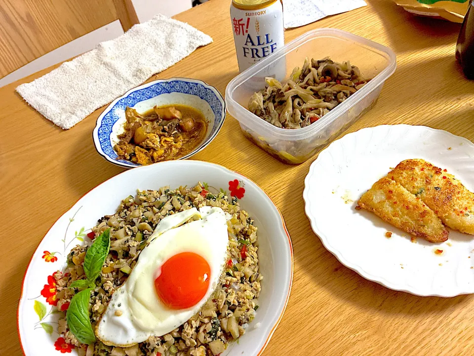 ガパオライス、鰆のスパイス焼き、きのこのマリネ、きくらげと玉子のオイスターソース炒め。|くろーぶやんさん