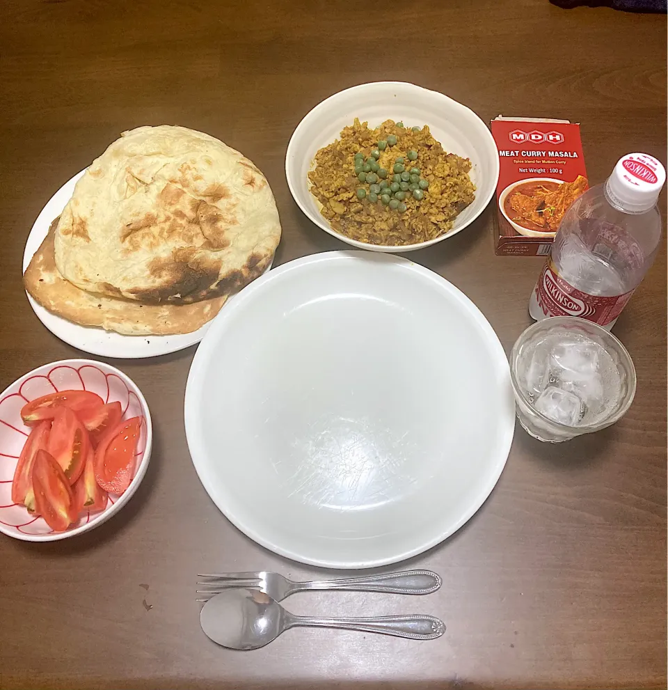 キーマカレー＆ナン　玉ねぎ、にんにく、生姜のみじん切りを炒め、鶏胸ひき肉を追加してさらに炒め、MDHのミートカリーマサラをベースにS&Bカレー粉、ガラムマサラ、クミン、コリアンダー、塩、胡椒、醤油、コーミソース、コンソメで味を整え、最後に刻んだデーツを入れてこくと甘みを出しました。MDHとナンは大須商店街のエスニック食材店で買いました。|なびさん