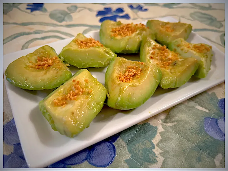 Falco*様レシピ👀健康・時短・コスパ高い！酒肴に合うコンソメスープ漬けアボカド🥑|ワイントンさん