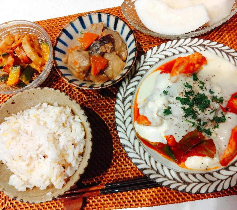 チキンのトマト煮込みチーズソース掛け、里芋と鶏肉の煮物、カボチャと蓮根のガーリックベーコンマヨ、梨🍐|samさん