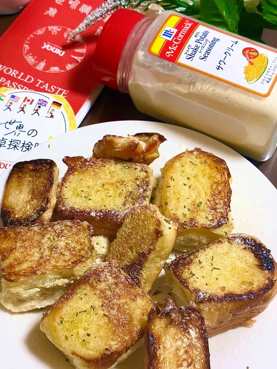 サワークリームガーリックトースト|あやめもちもちさん