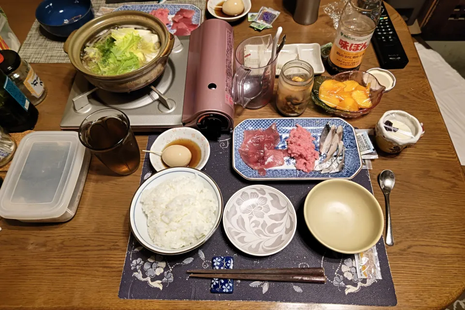 ご飯、ミニ寄せ鍋、めばちまぐろの切り落とし、鉄火巻き、しめ鯖お造り、ハリハリ漬け、烏龍茶、トースターで焼いたチーズワッフル、柿、練乳&カシスジャムかけ手作り牛乳プリン(夕飯)|enarinさん