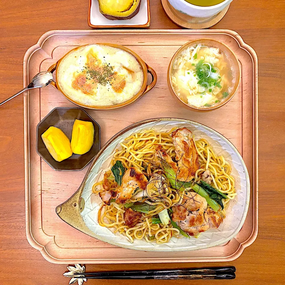 シチューグラタンと塩焼きそばのおぼんごはん|すずさん