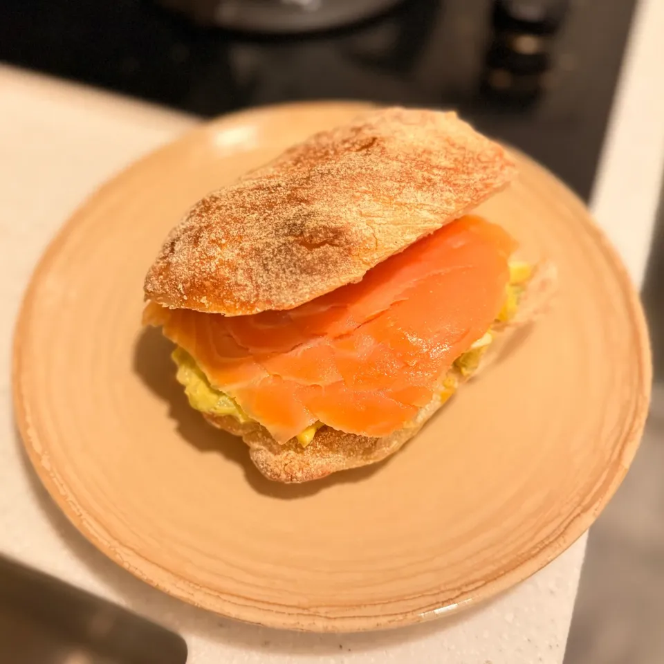 有機煙三文魚牛油果蛋沙律意大利包|Zhen Zhenさん