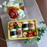 10/24❤︎主人のおにぎり弁当🍙🍃

＊ 梅おにぎり
＊ 青しそ焼きさば混ぜおにぎり
＊ 葱入りたまご焼き
＊ 五目春巻き　
＊ から揚げ
＊ ほうれん草の生姜胡麻和え|Makinsさん