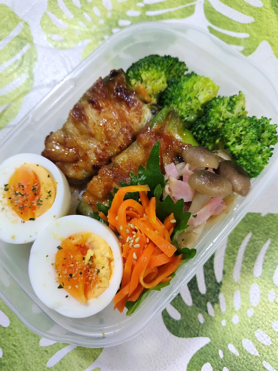 ピーマンのチーズ肉巻きお弁当です✨|rikako♪。.:＊さん