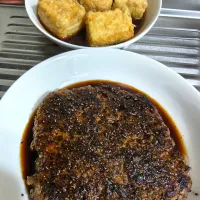 合い挽き乗せて焼いただけペッパーバーグと揚げだし豆腐| 時雨さん