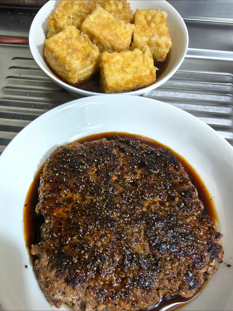 合い挽き乗せて焼いただけペッパーバーグと揚げだし豆腐|時雨さん
