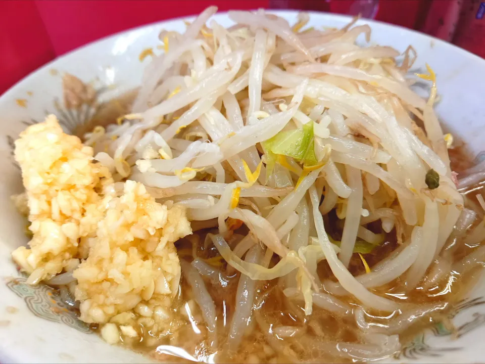 【1968年創業】 
【食べログ ラーメン TOKYO 
百名店 2017~2023 選出】 
ラーメン二郎 三田本店 
ラーメン (700円) 
－麺半分 
－脂抜き 
＋ニンニク (無料) 
@三田5分 
(JR田町から徒歩7分)
25285
〈醤134塩46噌󠄀20タ10昆9出15
F16冷27混3つ3焼1ポ1〉|大脇さん