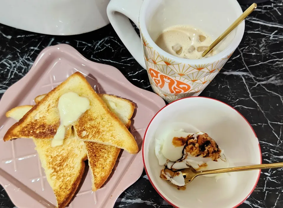 Good morning butter toast with soft boiled egg and iced latte~😘🍞🥚☕|🍒lynnlicious🍒さん