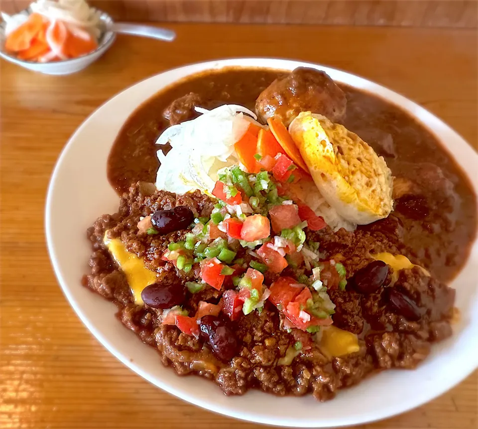 チリコンカン秋🍂と大辛チキンのあいがけ🔥🌶️🍛味玉・チー玉トッピング🥚🧀🍳ピクルスマシマシ🥒|buhizouさん