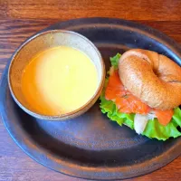 金剛山の水で練りあげたモチモチベーグル　サーモン　バジルクリームチーズサンドと、バターピーナッツカボチャ🎃ポタージュ|kazさん