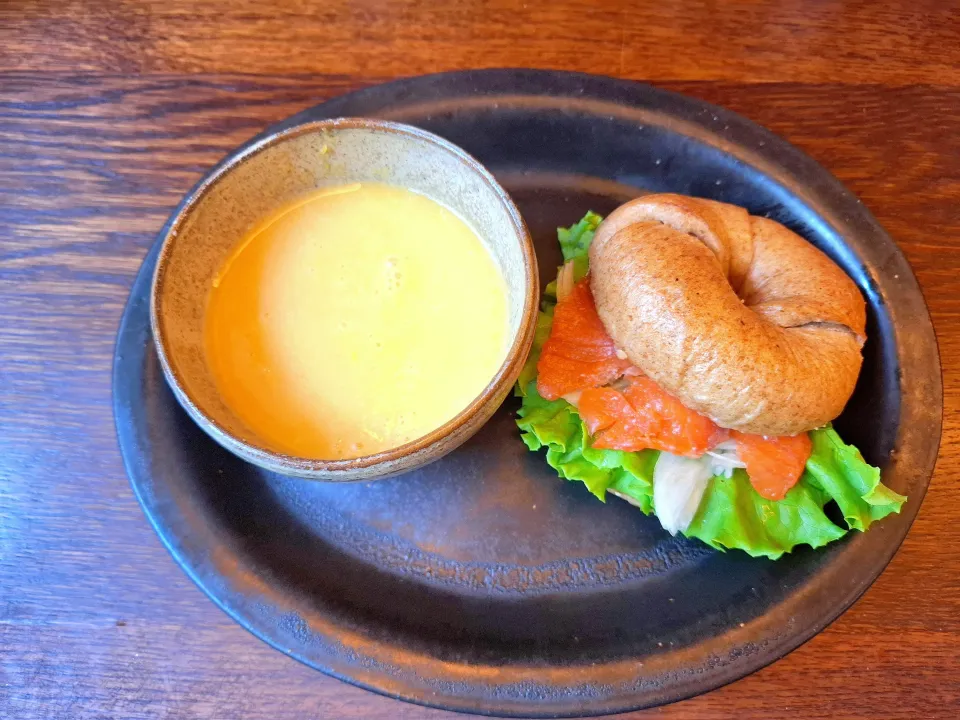 金剛山の水で練りあげたモチモチベーグル　サーモン　バジルクリームチーズサンドと、バターピーナッツカボチャ🎃ポタージュ|kazさん