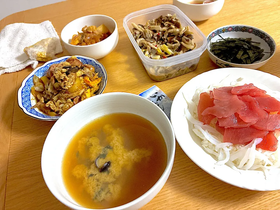 海鮮丼(まぐろ、イカ)、しじみのお味噌汁、きのことれんこんのピリ辛マリネ、きくらげと玉子のオイスターソース炒め、ベーコンと青豆オープンオムレツ、鶏むね肉とじゃがいものアジアン炒め。|くろーぶやんさん