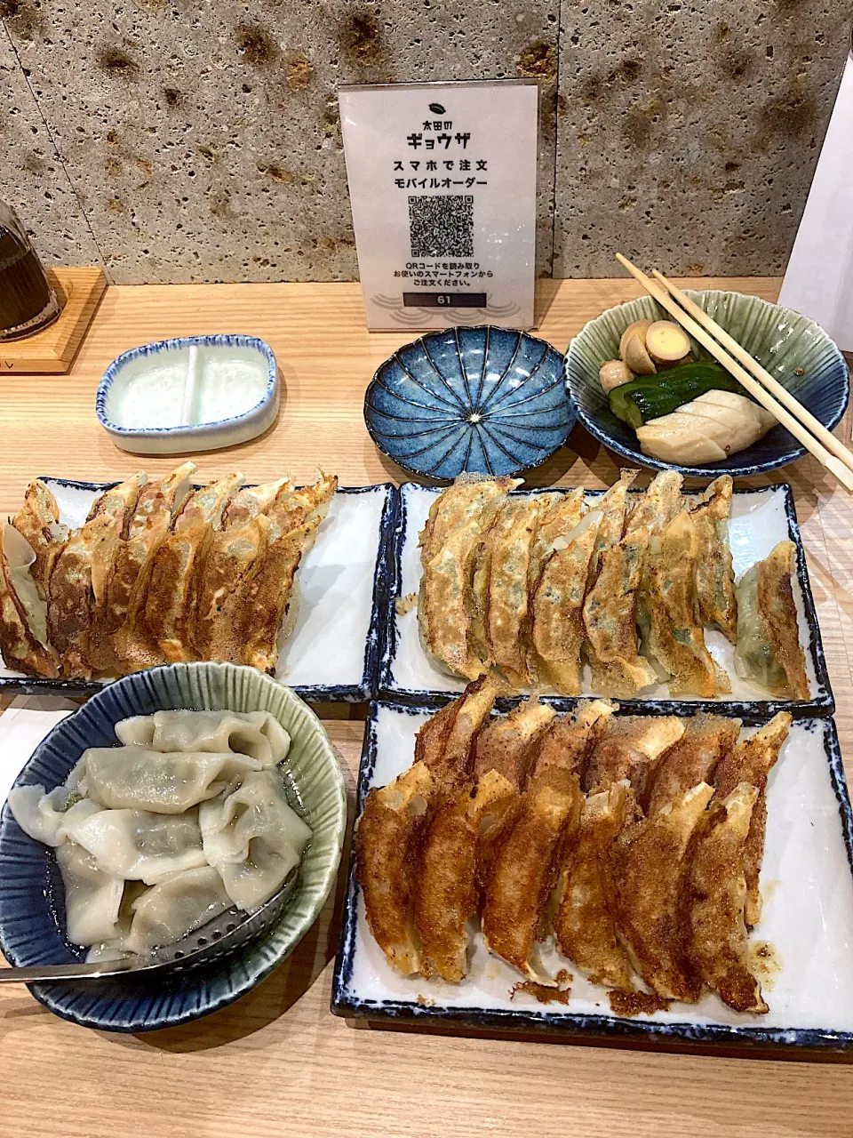 太田の餃子（右上）、生姜餃子（右下）、キャベツ餃子（左上）、豚ニラ水餃子（左下）「実況中継中）|なびさん