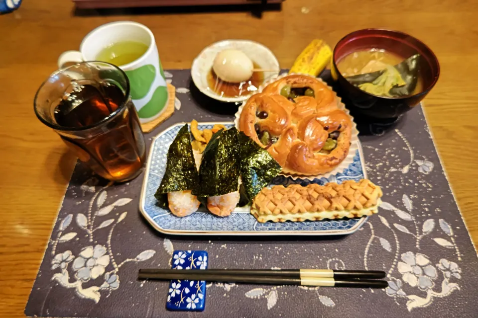 鮭にぎり、まめパンとチーズワッフル、ハリハリ漬け、味玉、味噌汁、熱い日本茶、烏龍茶、バナナ(朝ご飯)|enarinさん