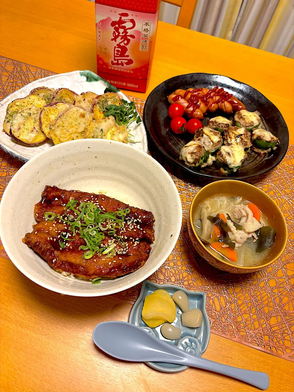 🍴さんまの蒲焼丼と炙りチーズ🫑肉詰め|あみかさん