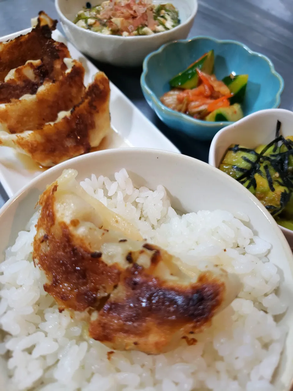 今夜は冷凍のギョーザ🥟|hidetoさん