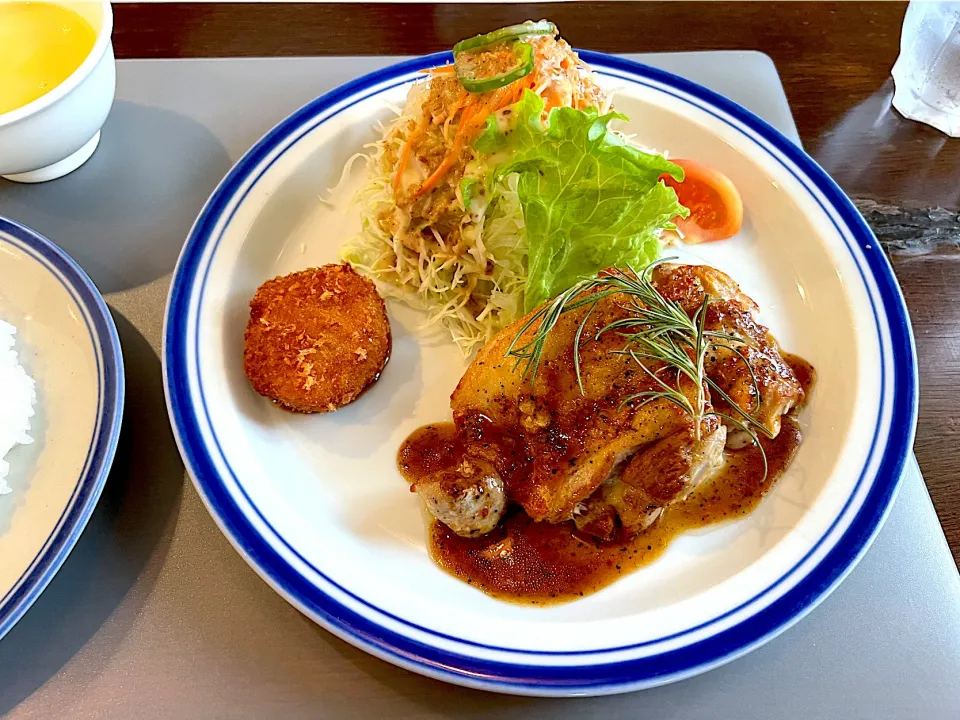 今日のランチ🍽

街の洋食屋さん『ストロベリーキャンドル』さんに同僚と✨

⚫︎若どりのソテー スパイシーソース
⚫︎かぼちゃのコロッケ|yokoさん