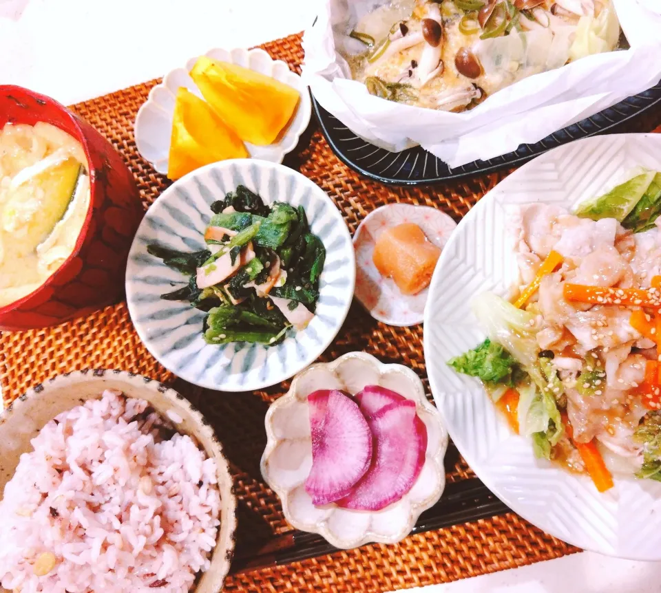 白菜と豚肉のせいろ蒸し、野菜と鮭としめじの味噌ホイル蒸し、ほうれん草とベーコンのソテー、紅大根の甘酢漬け、明太子、お味噌汁、柿|samさん