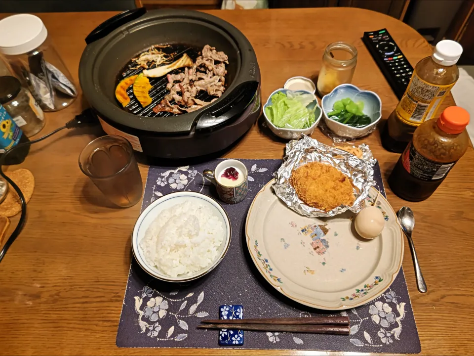 ご飯、鉄板焼き、コロッケ、味玉、レタス、小松菜のお浸し、ハリハリ漬け、六条麦茶、チーズワッフル、練乳&カシスジャムかけ手作り牛乳プリン(夕飯)|enarinさん