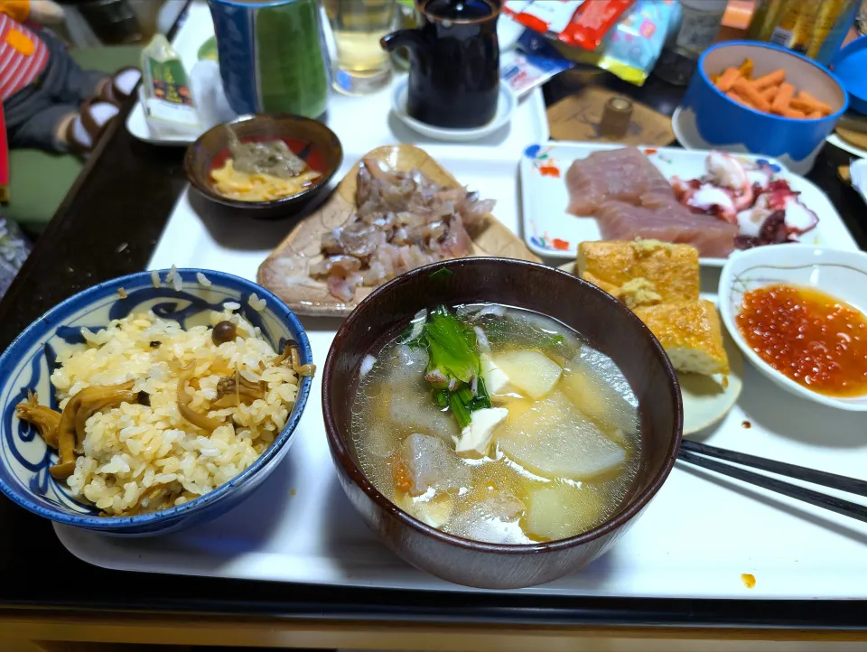 10/24（木）夕食。お刺身。栃尾揚げ。きのこごはん。けんちん汁。|へいちゃんさん