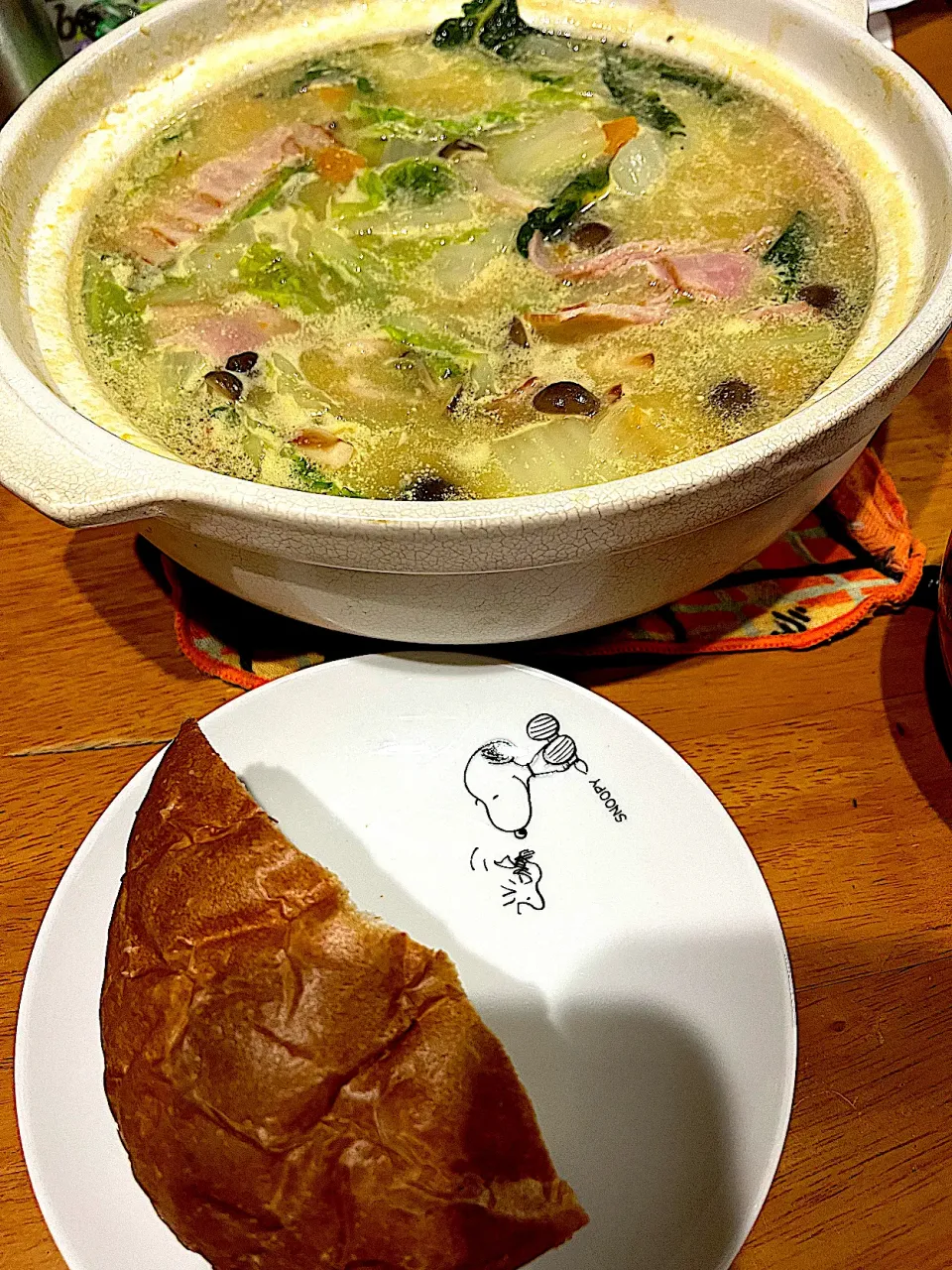 映画 あのコはだぁれ？　を観ながら #夕飯　パン、野菜たっぷりかぼちゃチャウダー|ms903さん