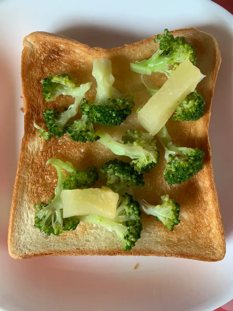 ブロッコリーとたくあんトースト|そらまめさん