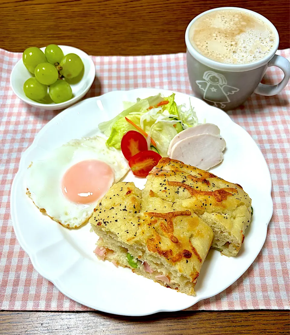 ハムとチーズと枝豆のフォカッチャで朝ごはん|o-kazuさん