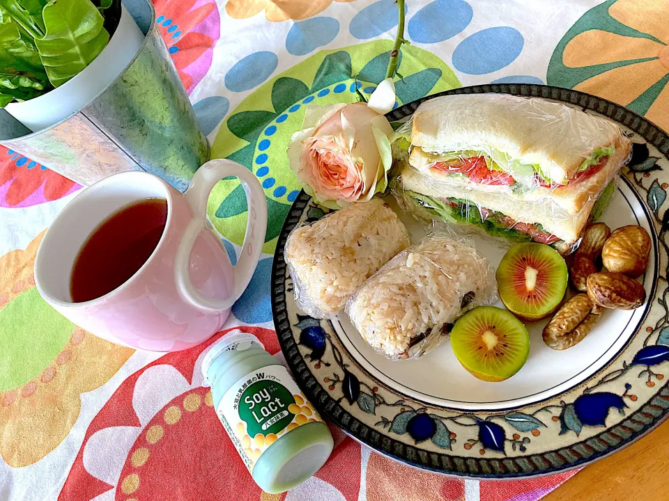 のんびり1人ランチ🥪朝のデジャヴ|さくたえさん